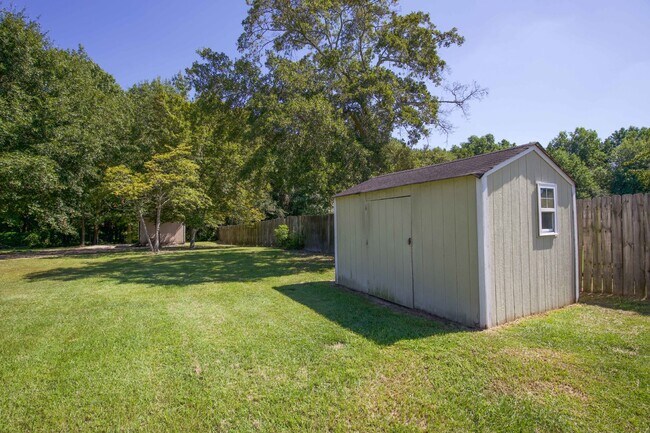 Building Photo - Adorable 3 bedroom 2 bath + Bonus in Raeford
