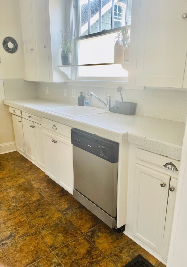 Building Photo - 3115 NE Schuyler St