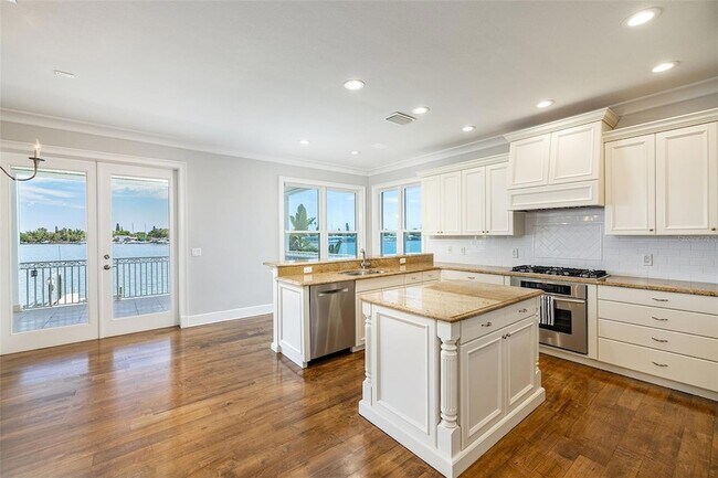 Building Photo - 821 Bay Point Dr