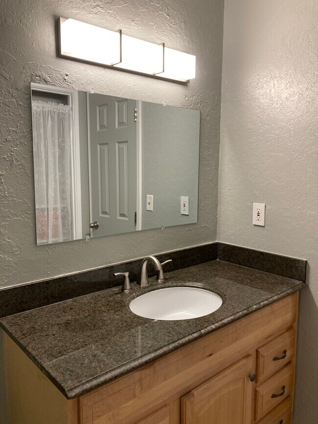 Hall bath, newly upgraded pluming and fixtures - 79-7199 Mamalahoa Hwy