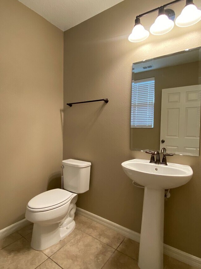 Building Photo - Stunning 5 Bedroom Pool Home in Orchard Hi...