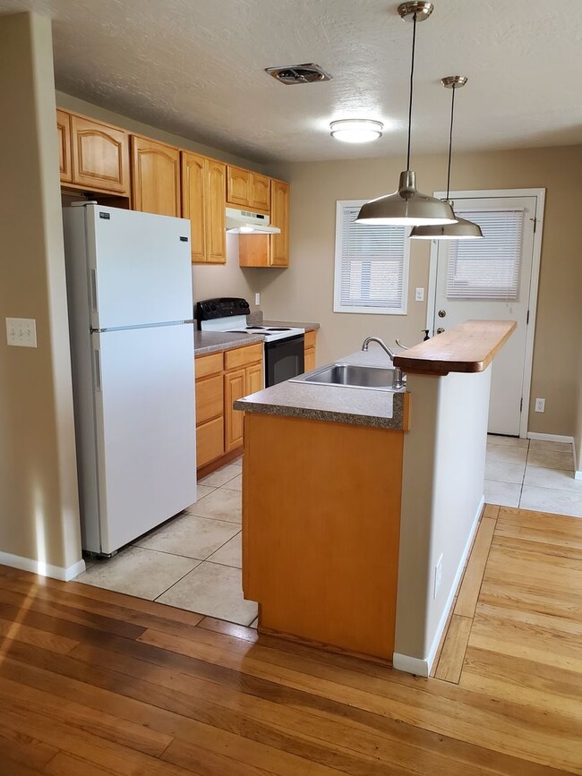 Building Photo - Charming 3 bedroom 1 bath Sheridan Park/Ma...