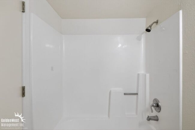 Building Photo - Stylish 2Bdm 1Ba Apartment with Fireplace in Phoenix - MI Special!