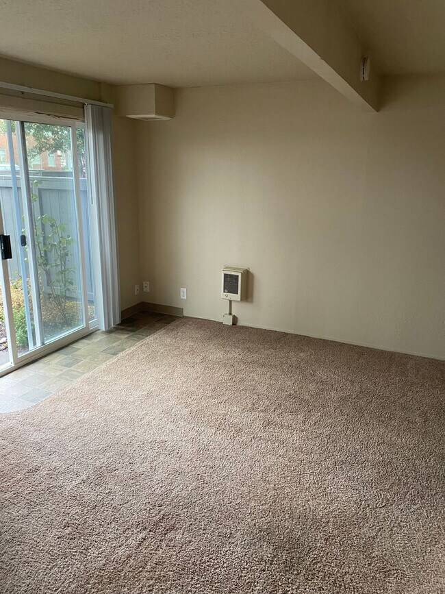 Building Photo - (690) Circle Court - 1 Bedroom / 1 Bathroom
