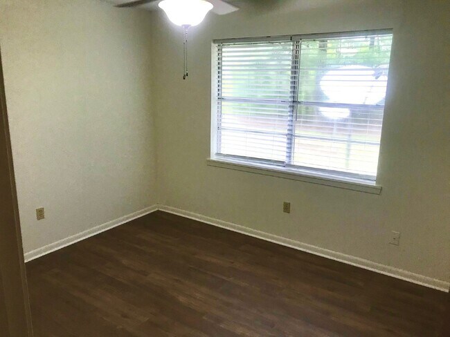 Building Photo - 2 Bed 1 bath apartment