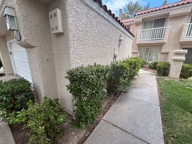 Building Photo - Beautiful 3 bed 2.5 bath townhouse in Spanish Trails!