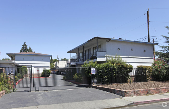 Primary Photo - Adelaide Park Apartments