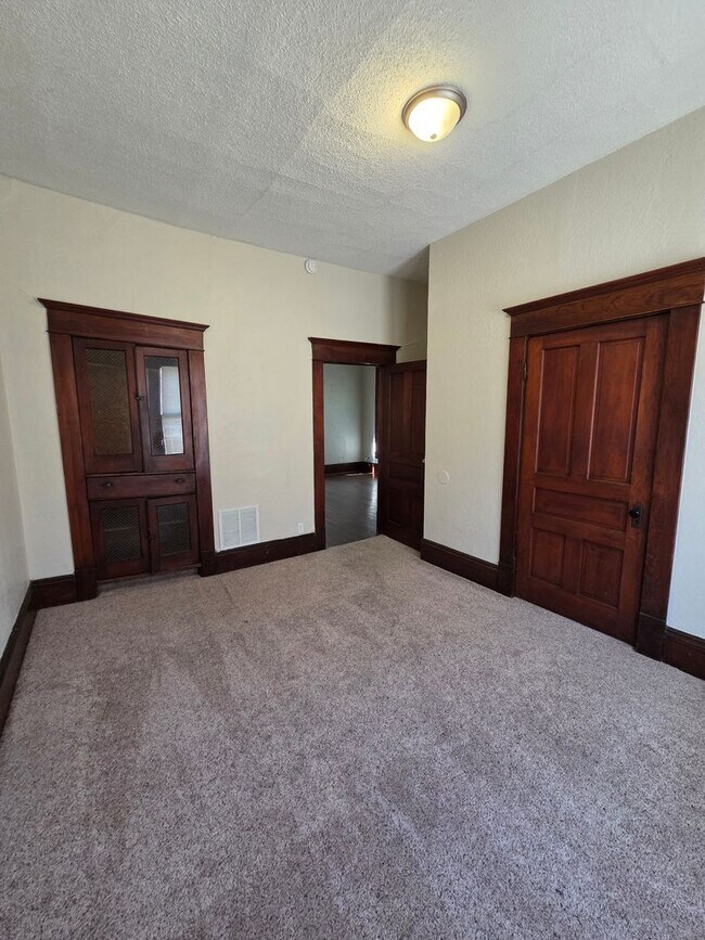 Building Photo - 1530 S Topeka Ave