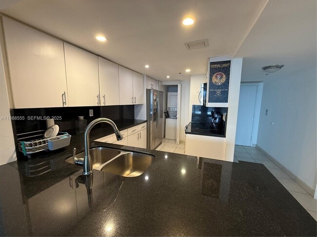 Building Photo - 1717 N Bayshore Dr