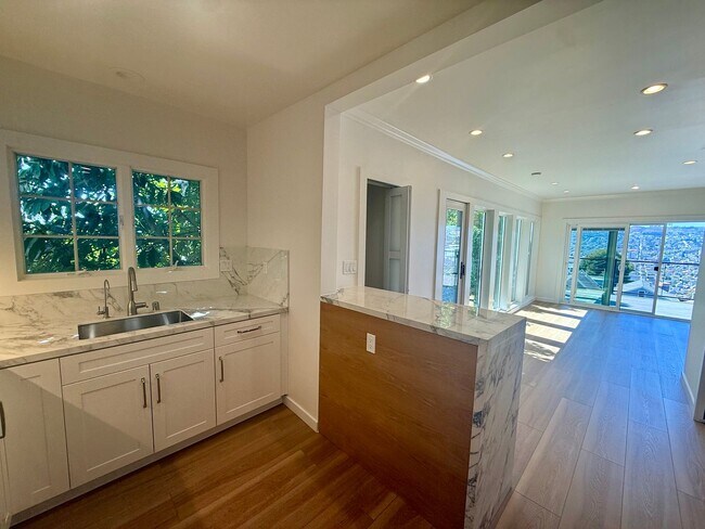 Building Photo - 1053 De Haro St