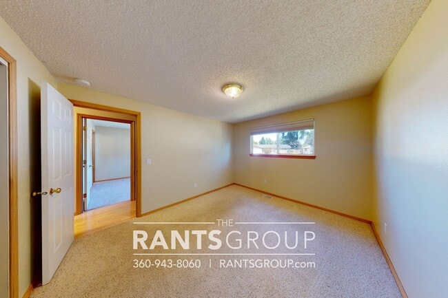 Building Photo - Recently updated 3-bed, 2-bath Rambler in Lacey!