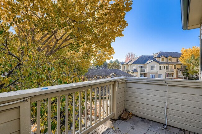 Building Photo - Light-Filled Corner Condo with Garage + Reserved Parking in Gated Community