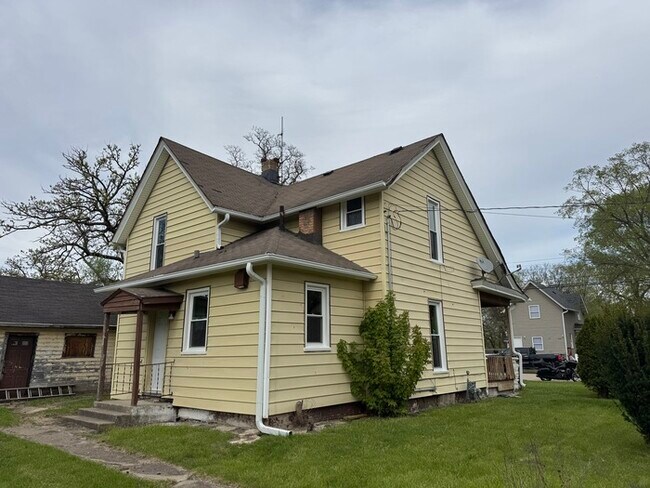 Building Photo - Fully remodeled 3 bed 1 bath $1400 includi...