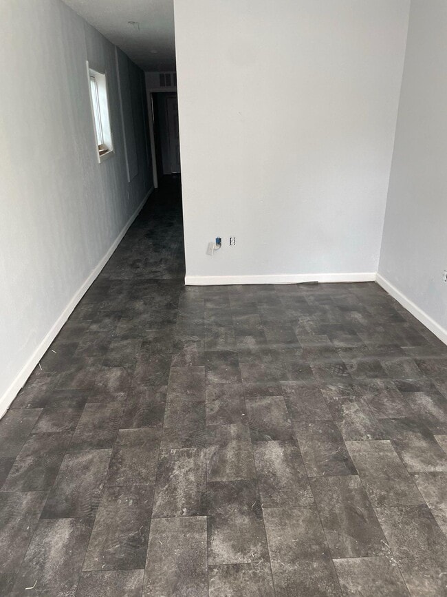 Building Photo - 1713 W Oak St