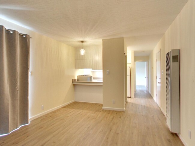 Building Photo - One Bedroom Apartment in Hayward Available...