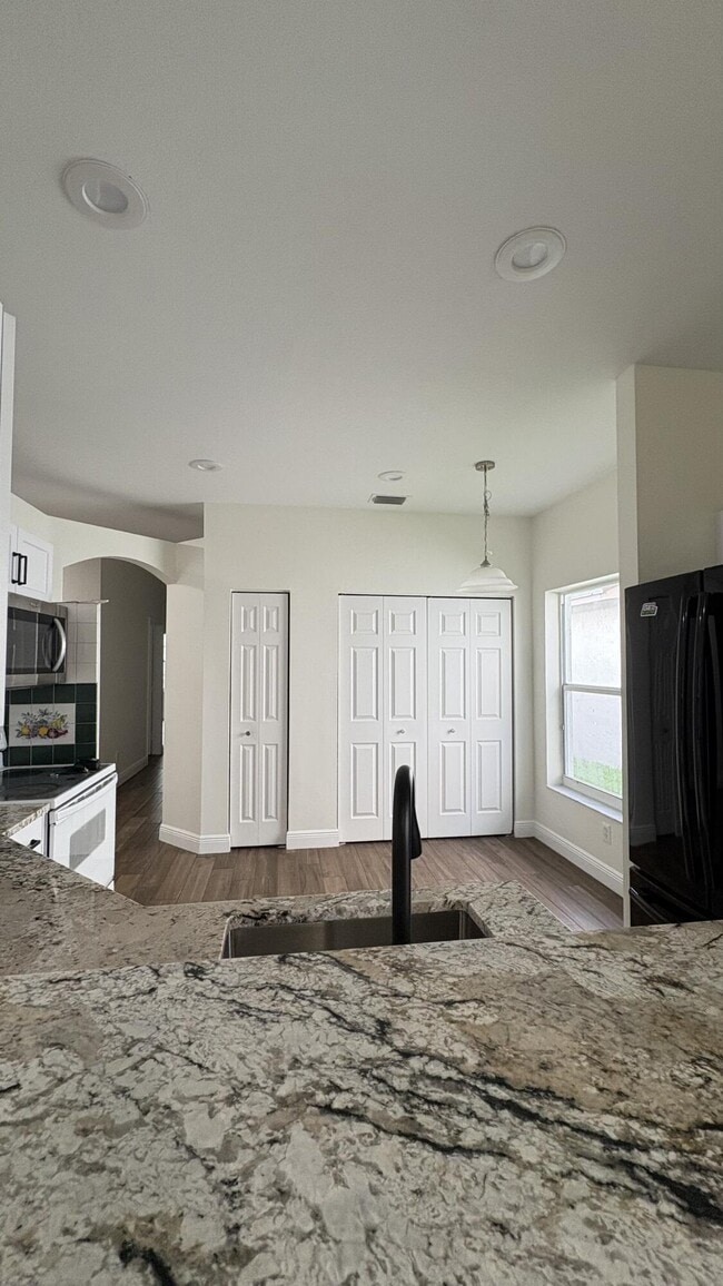 Building Photo - 4967 Pelican Manor