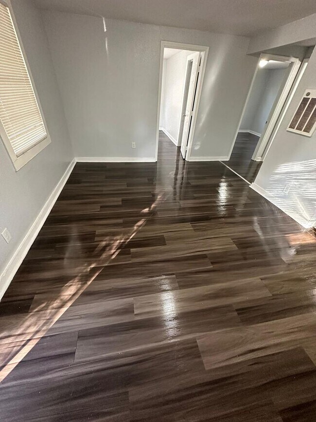 Building Photo - Fully Renovated 2/1 Single Family Available Now!