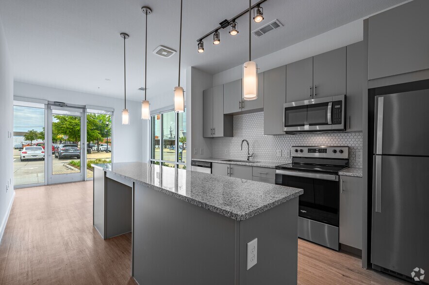 LYV Broadway 1415 S Broadway St Carrollton TX 75006 Apartment Finder