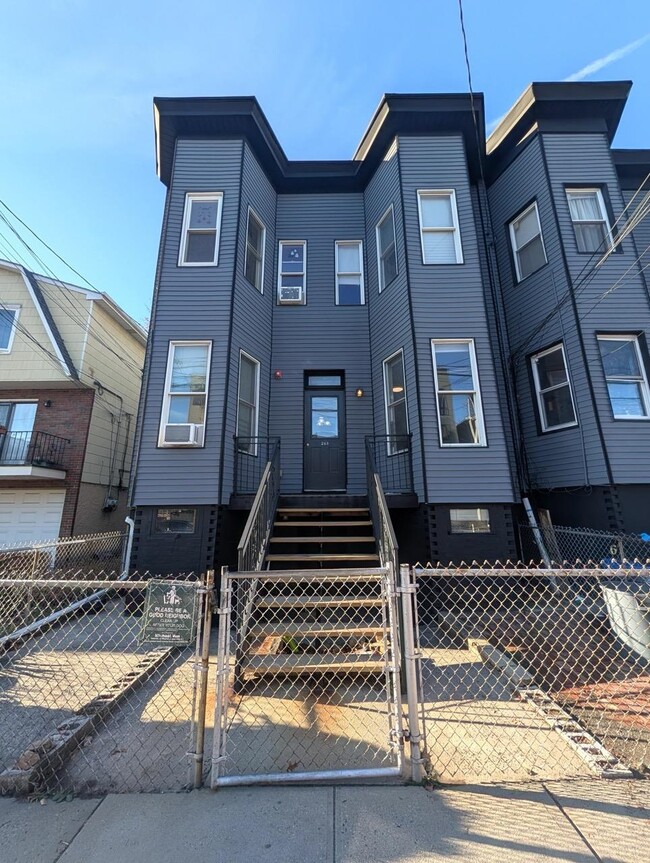 Primary Photo - 265 Webster Ave