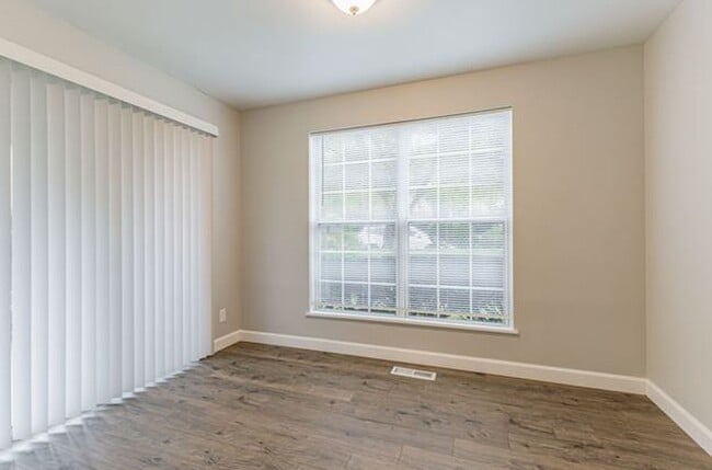 Building Photo - Two bedroom, two bath apartment with golf ...