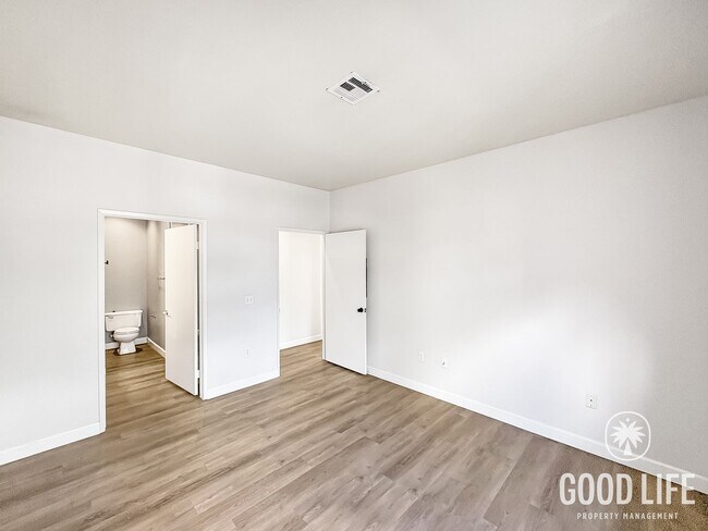 Building Photo - Single-Level Mira Mesa Condo with Balcony, AC & Garage Parking