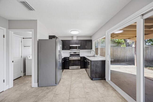 Building Photo - 1807 Highmeadow Cove