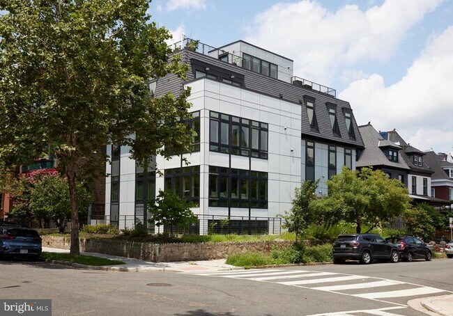 Primary Photo - 1001 Monroe St NW