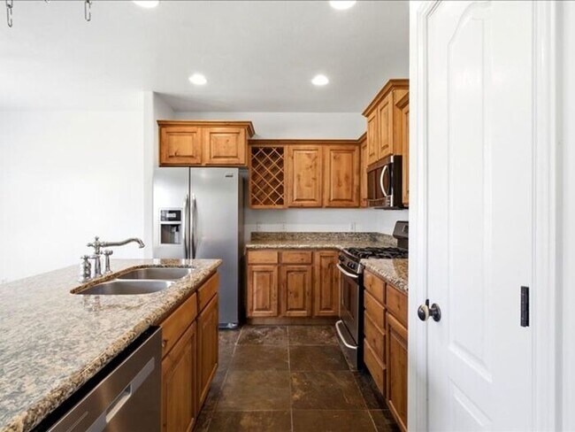 Building Photo - DRAPER  BEAUTIFUL 3 BED 2.5 BATH TOWNHOME
