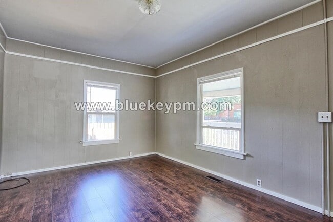 Building Photo - 3 bed, 1 bath Home w/ Easy Freeway Access Near Washington Elem School