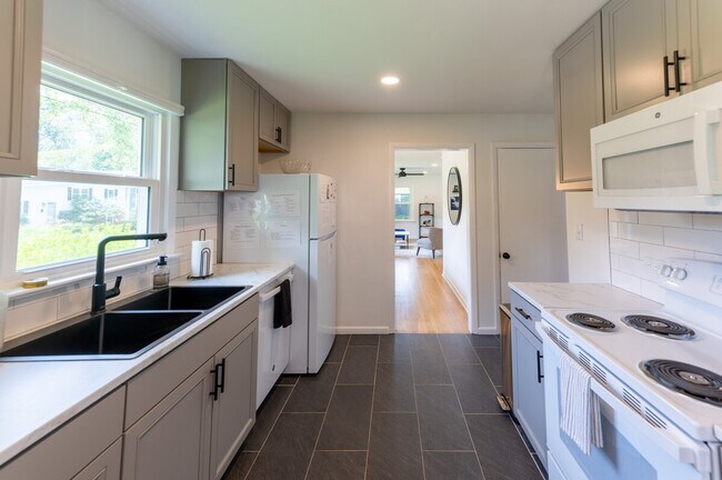 Building Photo - 421 Moseley Dr