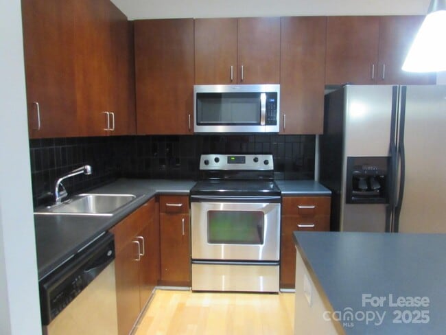 Building Photo - 2125 Southend Dr