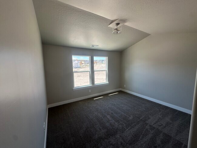 Building Photo - 1607 Stark Dr