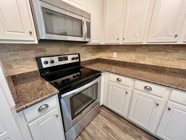 Building Photo - 3-Bedroom Home In Laurel Manor - Fenced Ba...
