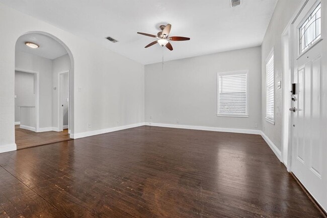 Building Photo - 806 E 3rd St