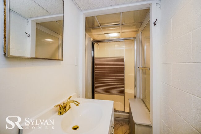 Building Photo - Your dream home is waiting for you.