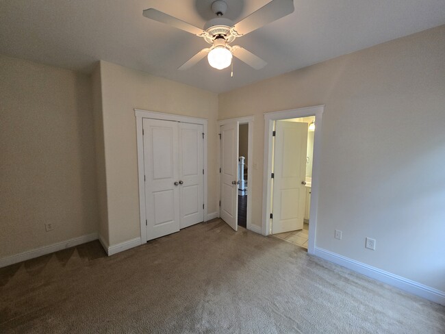 Building Photo - 2140 Lakeside Dr