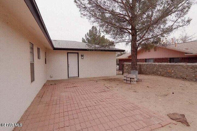 Building Photo - 727 Arredondo Dr