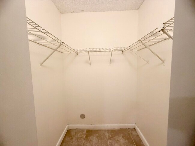 Building Photo - 9955 Westview Dr