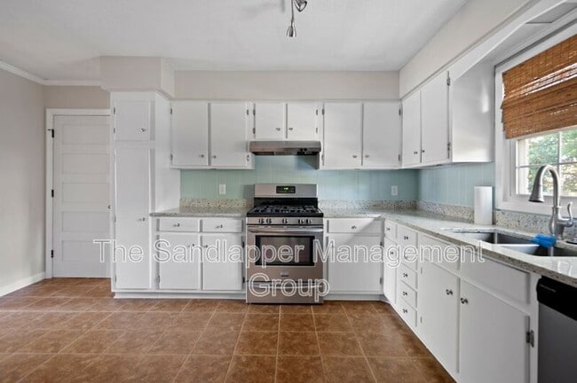 Building Photo - 628 Highwood Cir