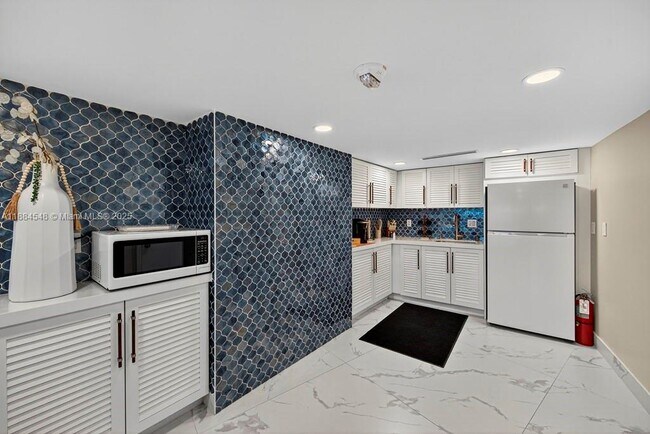 Building Photo - 710 N Ocean Blvd