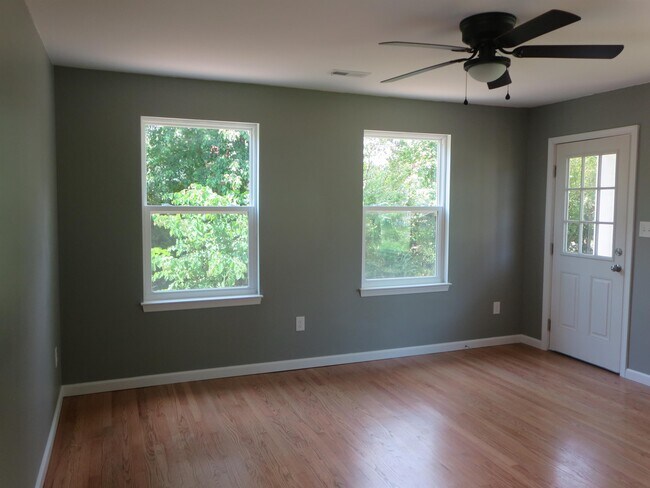 Building Photo - 324 2nd St