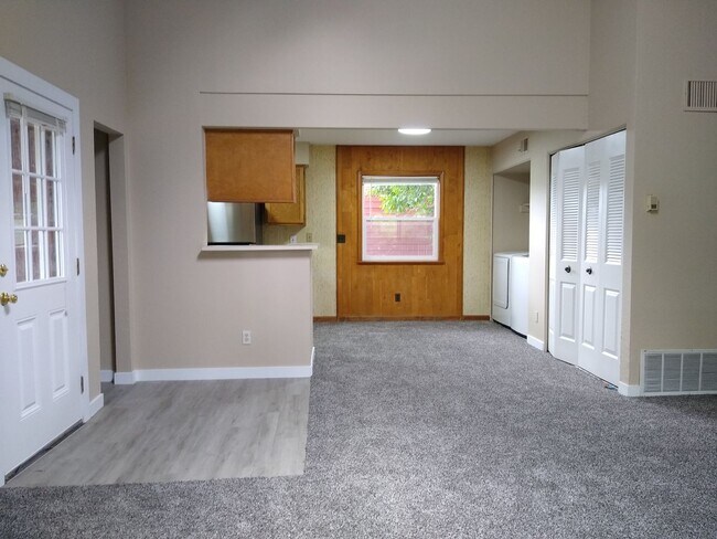 Building Photo - Charming 2 Bedroom 2 Bath w/ Large Yard, 1 Car Garage and Central Air/Heat
