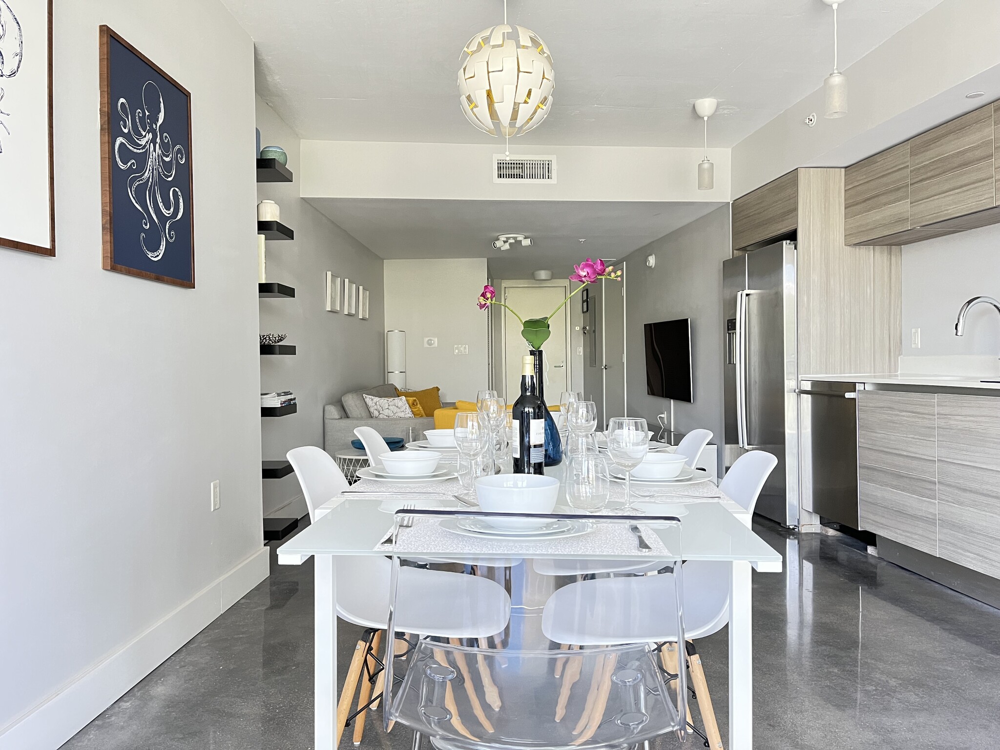 Large dining room with table that seats 6 - 6620 Indian Creek Dr