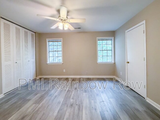 Building Photo - 425 Carriage Ln