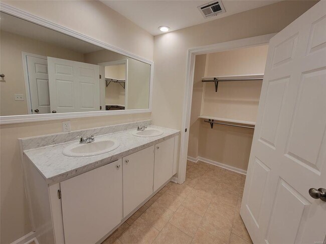 Building Photo - 950 Karen Rd