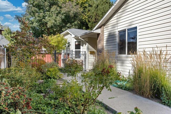 Building Photo - 2160 Dora Ln