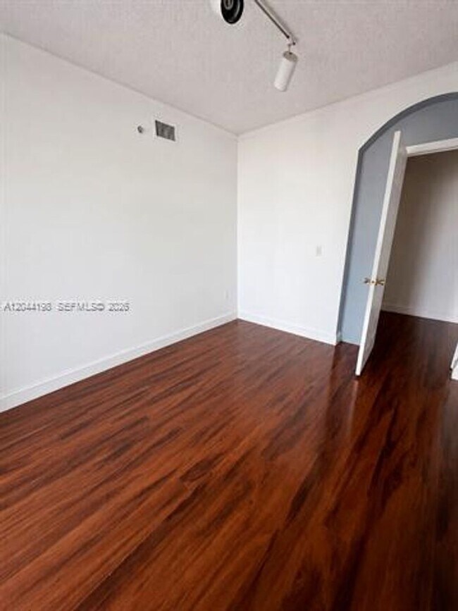 Building Photo - 17145 N Bay Rd