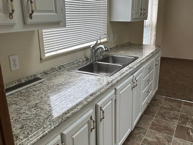 Building Photo - "Charming 4-Bedroom Retreat with Cozy Fireplace in Woodburn – 1900 Sq Ft of Comfort!"
