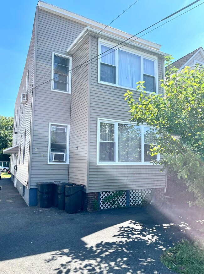 Building Photo - 364 River Dr