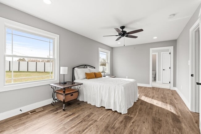 Building Photo - 102 Dogwood Ln